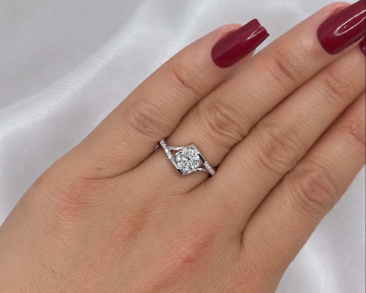 1 Ct Round Moissanite Heart Gallery Infinity Twist Pavé Engagement Ring, S925 Sterling Silver, D Color VVS1 Clarity